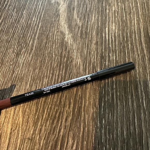 Nwt LIP LINER 101
CREAMY & DEFINING LIP PENCIL tease - Picture 4 of 5
